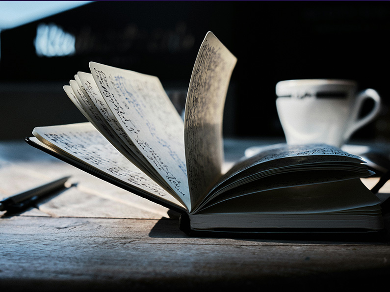 Schrijven in het AI-tijdperk: een pen naast een notitieboek